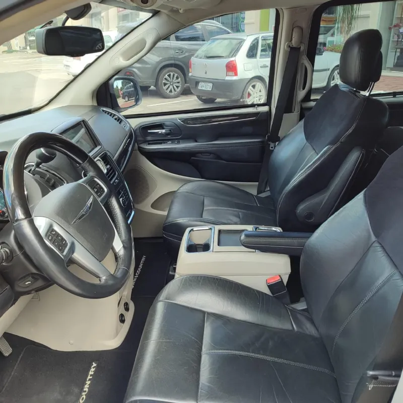 avv-chrysler-town-country-venda-11d7f08-imagem-010